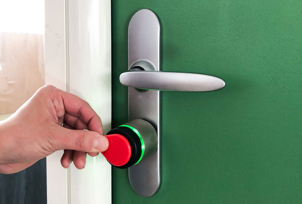 Contrôle d&rsquo;accès : pourquoi la serrure électronique à badge révolutionne la gestion des accès ?